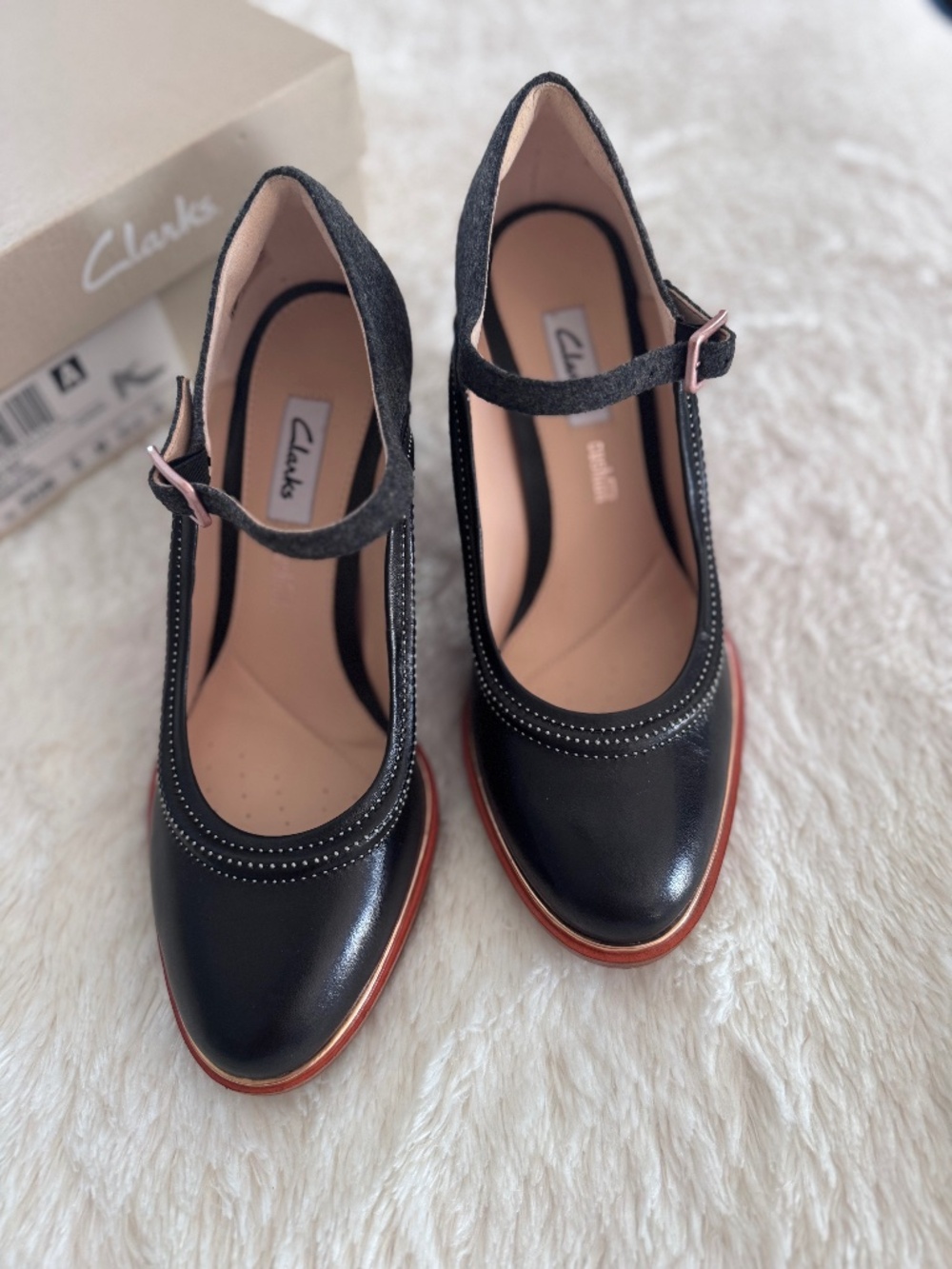 Clark’s dress pump Mary Jane Black Leather with contrast piping on sole